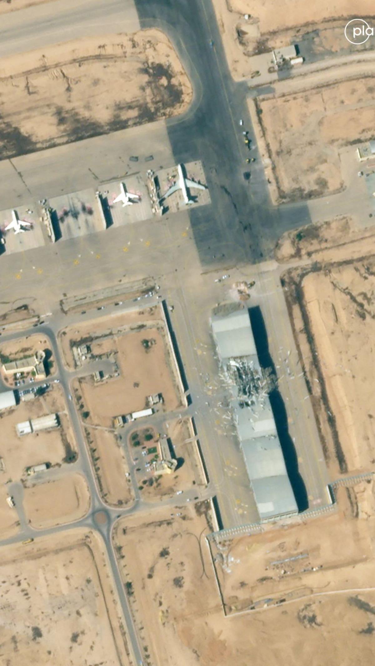 Terungkap lewat citra satelit Planet Labs pada 2 Oktober 2024, pangkalan militer Israel tersebut tampak babak belur setelah dihantam rudal Iran.&nbsp;Foto: Planet Labs PBC/AFP