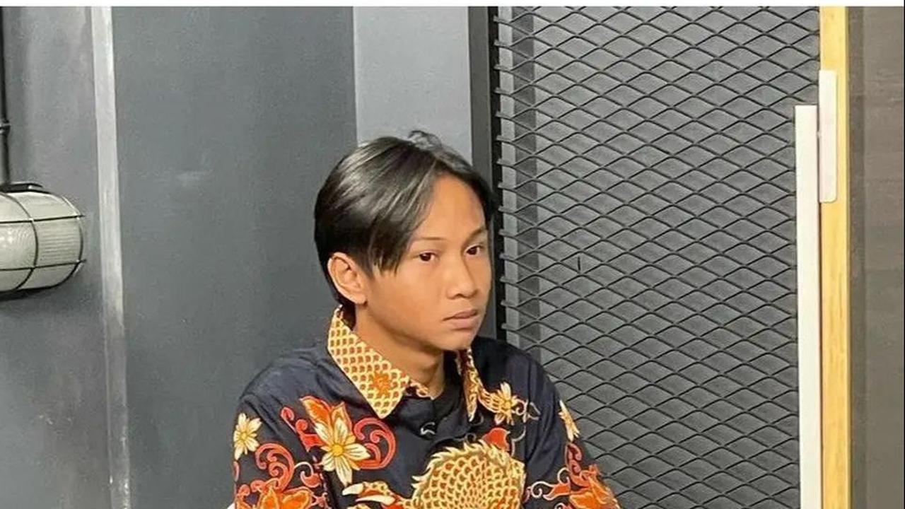 Fajar Sadboy kini terjun ke dunia akting. Ia pun debut di film layar lebar.