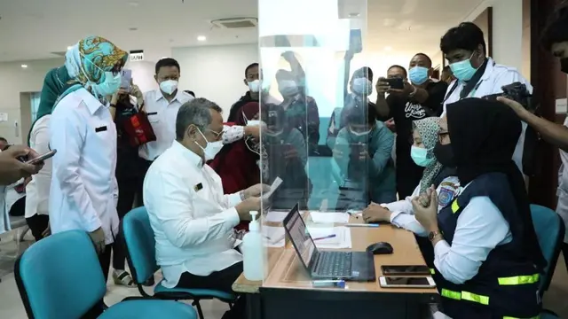 Wali Kota Tangsel Perdana Menerima Suntik Vaksinasi Booster