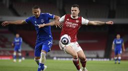 Striker Everton, Richarlison (kiri) berebut bola dengan gelandang Arsenal, Granit Xhaka dalam laga lanjutan Liga Inggris 2020/2021 pekan ke-33 di Emirates Stadium, London, Jumat (23/4/2021). Everton menang 1-0 atas Arsenal. (AP/Michael Regan/Pool)