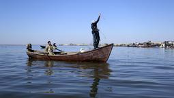 Nelayan menarik jaring mereka di perairan asin Danau Razzaza, juga dikenal sebagai Danau Milh, di kegubernuran Karbala Irak, 14 Februari 2022. Sekarang jumlah ikan mati yang muncul lebih besar dari jumlah ikan hidup yang bisa mereka tangkap. (AP Photo/Hadi Mizban)