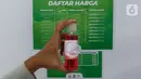 Poster daftar harga produk rumah tangga cairan kebersihan di Toko Cura Pulau Harapan, Kepulauan Seribu Jakarta, Sabtu (22/5/2021). Model Toko Cura ini dapat diadopsi oleh daerah tujuan wisata lainnya guna mengurangi permasalahan sampah plastik. (Liputan6.com/Fery Pradolo)