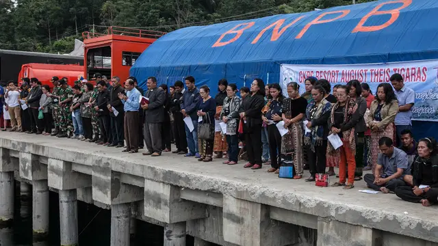 Doa Keluarga Korban Kapal Tenggelam di Danau Toba