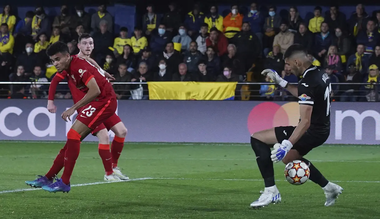 <p>Luis Diaz. Sayap kiri berusia 25 tahun ini baru didatangkan Liverpool pada tengah musim 2021/2022 lalu dari FC Porto dengan nilai transfer 45 juta euro. Sejauh ini ia telah tampil dalam 20 laga di semua ajang dengan torehan 4 gol dan 3 assist. Gol terakhirnya ke gawang Villarreal di leg kedua semifinal Liga Champions mampu membawa Liverpool lolos ke final. Bersama Timnas Kolombia ia telah mengoleksi 35 caps dengan torehan 8 gol dan 1 assist sejak melakukan debut pada 12 September 2018. (AP/Alberto Saiz)</p>