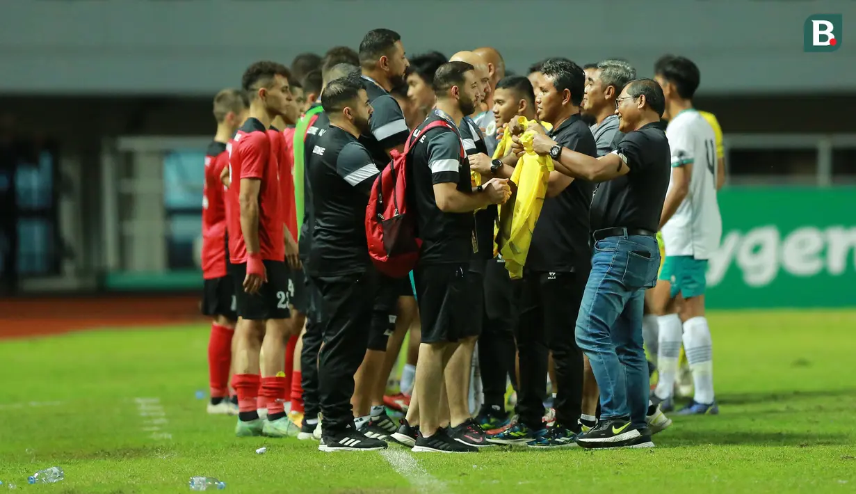 Timnas Indonesia U-17 memberikan cinderamata kepada Palestina usai berakhirnya laga Grup B Kualifikasi Piala Asia U-17 2023 di Stadion Pakansari, Bogor, Jumat (7/10/2022). (Bola.com/M Iqbal Ichsan)