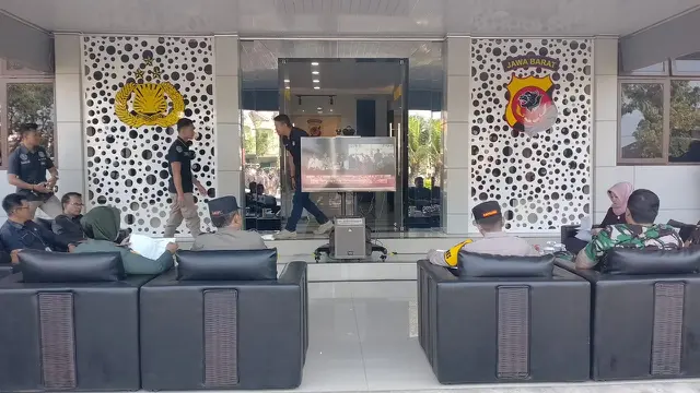 Kapolres Garut bersama Forkopimda Garut tengah melakukan telekonference bersama Kapolda Jabar dalam penyiapan pengamanan menjelang pendaftaran Pilkada Garut 2024. (Liputan6.com/Jayadi Supriadin)