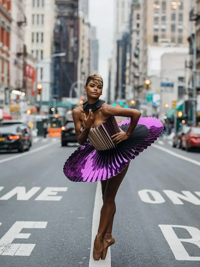 Bak Busana Mahal, Seniman Ini Manfaatkan Limbah Kertas untuk Pakaian Ballerina