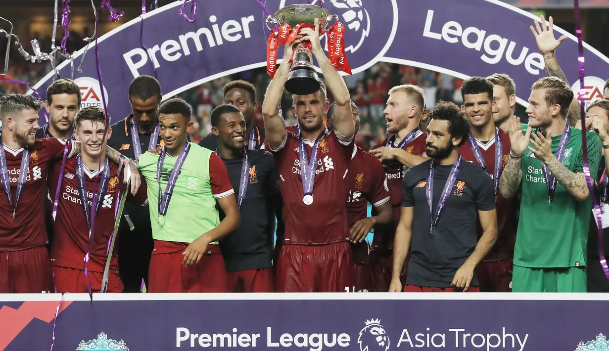 Para pemain Liverpool FC merayakn gelar juara  Premier League Asia Trophy usai mengalahkan Leicester City di Hong Kong (22/7/2017). Liverpool menang 2-1. (AP/Kin Cheung)