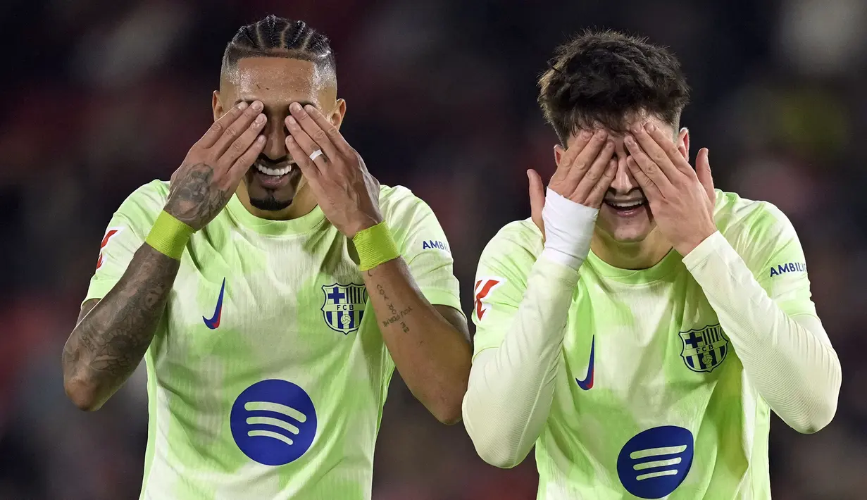 Pemain Barcelona, Raphinha (kiri) dan Pau Victor melakukan selebrasi setelah mencetak gol kelima timnya ke gawang Mallorca pada laga lanjutan Liga Spanyol 2024/2025 di Stadion Mallorca Son Moix, Mallorca, Spanyol, Rabu (04/12/2024) dini hari WIB. (AP Photo/Jose Breton)