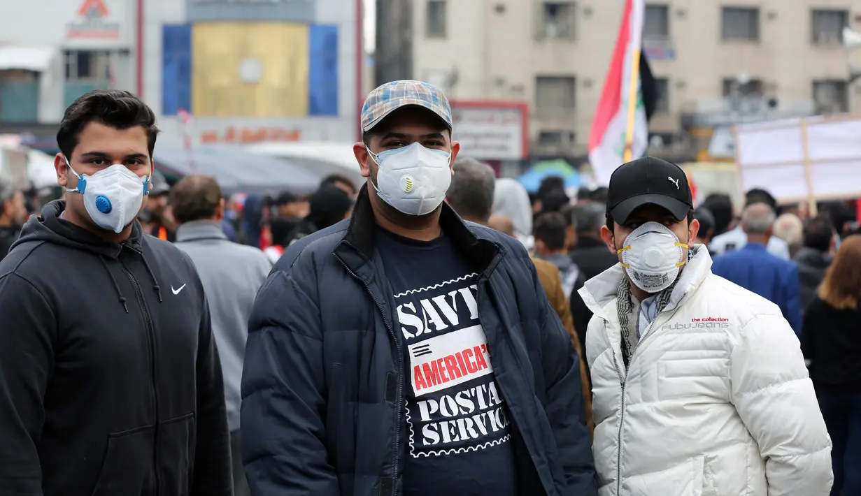 Sejumlah warga Irak mengenakan masker di sebuah jalan di Baghdad, Irak, (25/2/2020). Irak mengumumkan empat kasus baru COVID-19 di Provinsi Kirkuk, wilayah utara, pada Selasa (25/2), sehingga total pasien terinfeksi di negara itu bertambah menjadi lima orang. (Xinhua/Khalil Dawood)