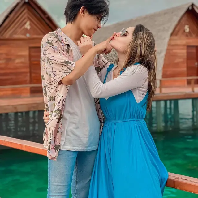 6 Potret Arnold Leonard ‘Mermaid In Love’ dan Kekasih, Didoakan Langgeng