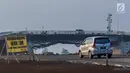 Pengendara mobil memasuki pintu masuk tol fungsional (tol darurat) Pemalang - Batang di Pemalang, Jumat (30/6). Jalan tol darurat ini dibuka kembali untuk arus balik dengan memberlakukan sistem one way atau satu arah. (Liputan6.com/Faizal Fanani)