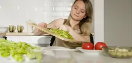 Atur menu makan yang bikin badan kembali langsing tanpa mengorbankan kualitas nutrisi untuk Anak. [Dok/Pexels.com/Artem Podrez].