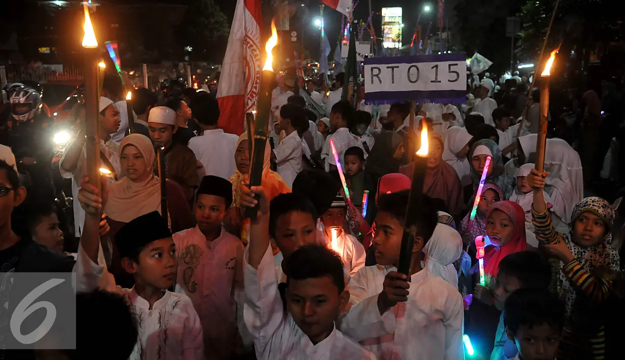 Warga membawa obor saat pawai di kawasan Buncit Raya, Jakarta, Selasa (13/10/2015). Pawai ini dalam rangka menyambut tahun baru 1 Muharram 1437 Hijriah pada Rabu 14 oktober 2015. (Liputan6.com/Johan Tallo)