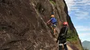 Pendaki memanjat tebing Gunung Parang via Jalur Ferrata, Desa Cihuni, Purwakarta, Jawa Barat, Sabtu (30/3). Gunung berketinggian 930 mdpl tersebut menjadi lokasi pilihan bagi pemanjat tebing lokal dan mancanegara. (merdeka.com/Iqbal Nugroho)
