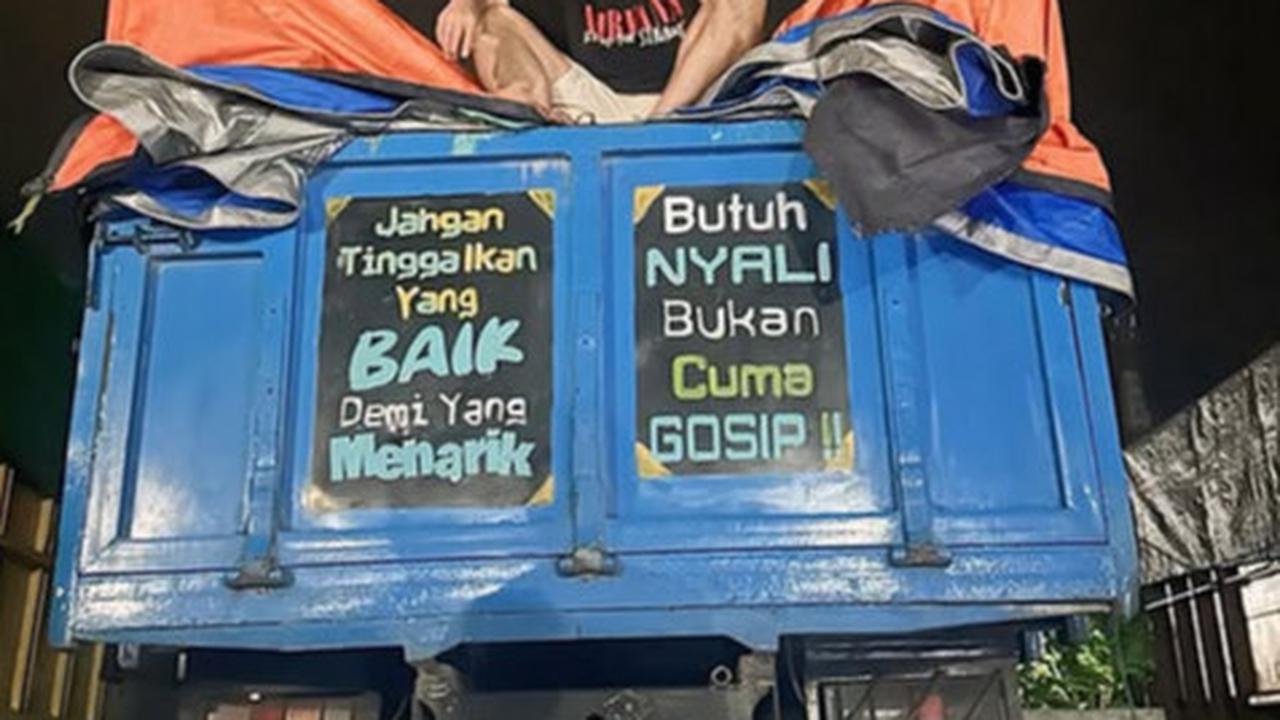 Potret Denny Sumargo Serahkan Donasi Agus Salim Rp1,7 Miliar ke NTT, Mengharukan & Disebut Sampai ke Tangan yang Tepat