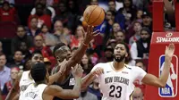 Pemain Pelicans Anthony Davis (23) mengadang pemain Rockets Clint Capela pada laga NBA  (AP)