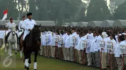 Ketum Partai Gerindra, Prabowo Subianto melakukan pengecekan peserta upacara pengibaran bendera HUT RI ke-70 di Lapangan Nusantara Polo Club, Bogor, Jawa Barat, Senin (17/8/2015). Ribuan kader dari seluruh nusantara hadir.(Liputan6.com/Helmi Fithriansyah)