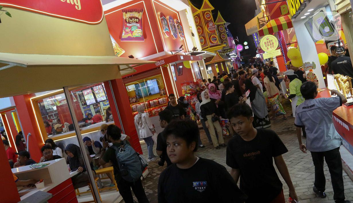 Jakarta Fair 2024 mengangkat tema 'Jakarta Fair Mendukung Pertumbuhan Ekonomi Nasional Bersaing di Pasar Dunia.' (Liputan6.com/Herman Zakharia)