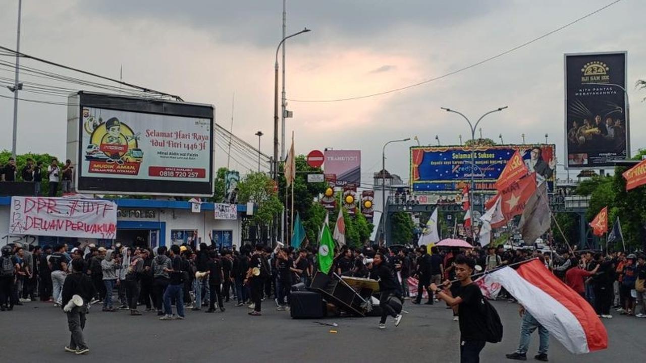 Trivia: Sofa dan Meja Dikeluarkan, Ini Alasan di Balik Aksi Mahasiswa Serang Geruduk Polpos Ciceri