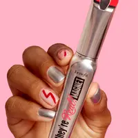They're Raeal! Maskara terkini dari Benefit Cosmetics dengan teknologi magnet, untuk bulu mata lentik maksimal.