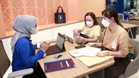 Nasabah berkonsultasi dengan bagian CS di sela pembukaan kantor layanan baru Allianz Indonesia di Tunjungan Plaza, Surabaya, Jawa Timur. (Liputan6.com/HO)