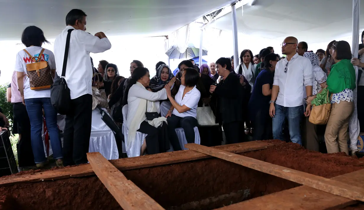 Frans Tumbuan dimakamkan di TPU Tanah Kusir