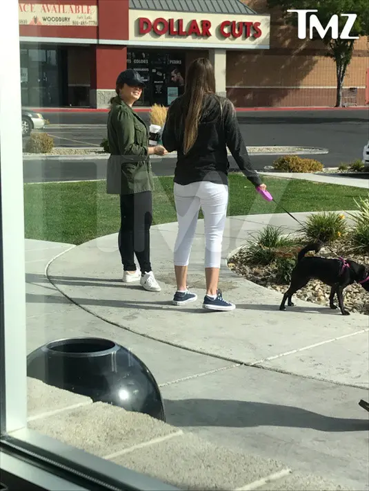 Dalam sebuah foto, Demi terlihat menggunakan jaket hijau, legging hitam dan sneakers putih ditambah topi hitam. (TMZ.com)