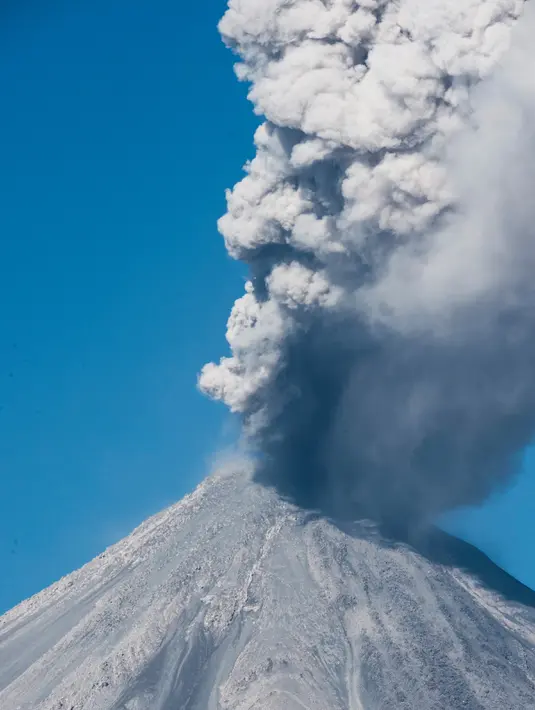 Abu vulkanik terlihat keluar dari Gunung Colima di San Antonio, Meksiko (22/1). Salah satu gunung api paling aktif di Amerika tengah itu kembali memuntahkan abu vulkanik. (AFP Photp/Hector Guerrero)