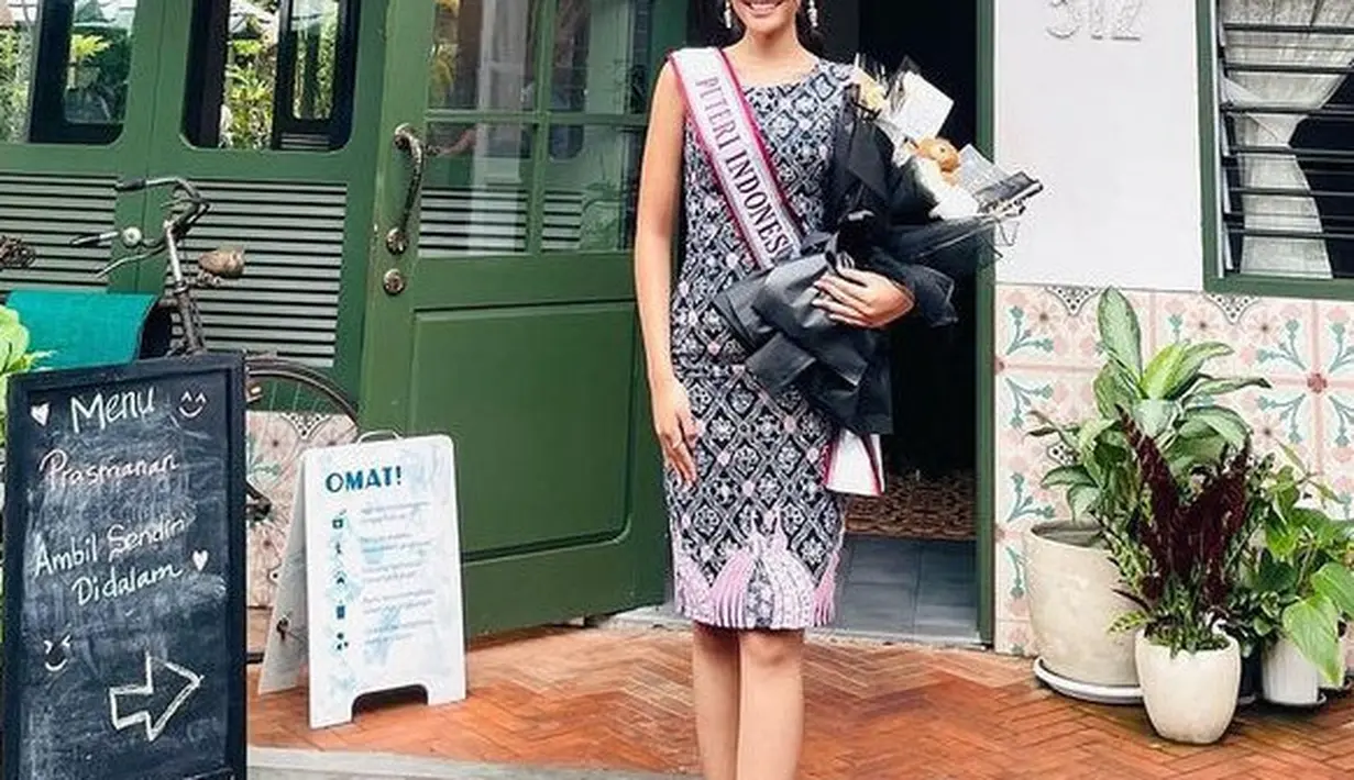Mengenakan mahkota dan sash Puteri Indonesia 2024, ia tampil mengenakan dress sleeveless batik warna hitam pink. [@harashtata]