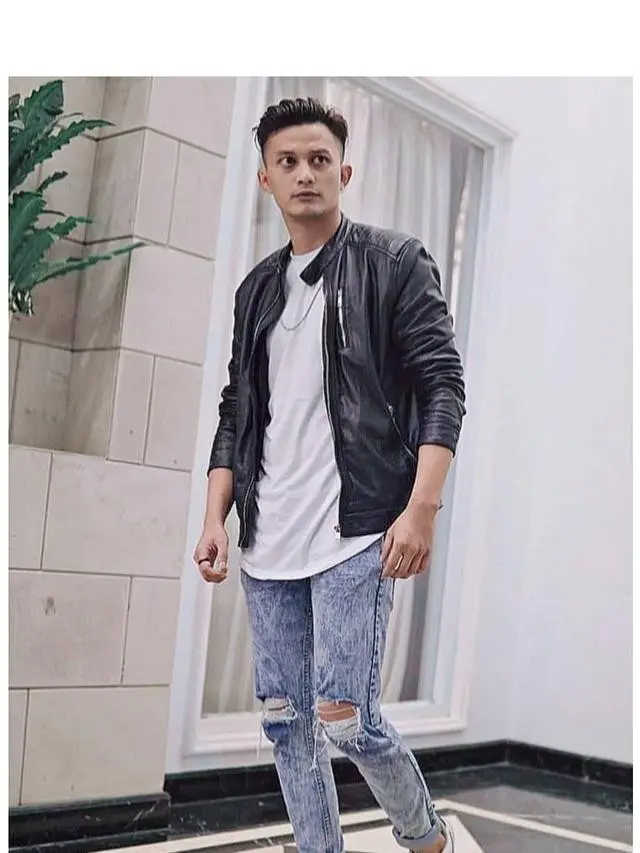 Sebagai sosok yang memiliki tubuh ideal, Adhi Pawitra kerap mengunggah gaya berpenampilannya yang fashionable di akun media sosialnya.