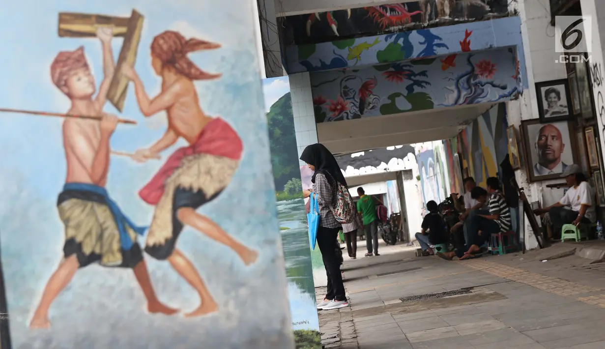 Warga beraktivitas di trotoar jalan Pintu Besar Selatan Kawasan Kota Tua Jakarta, Rabu (23/1). Sejak diluncurkan Oktober tahun lalu, Street Gallery Art diharapkan bisa meningkatkan jumlah wisatawan ke Kota Tua Jakarta. (Liputan6.com/Helmi Fithriansyah)