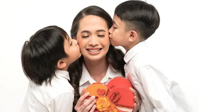 Gaya Verlita Eveyln saat sedang mengasuh ketiga buah hatinya