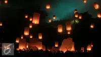 Kelap-kelip lampion menghiasi puncak Candi Borobudur, Magelang, Jawa Tengah, Minggu (22/05). Sebanyak 5000 lampion di terbangkan pada puncak perayaan Tri Suci Waisak 2560 BE/2016. (Liputan6.com/Boy Harjanto)