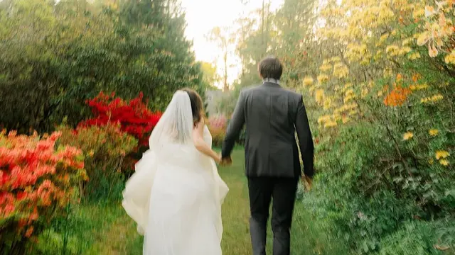 Penyanyi penulis lagu JVKE membagikan potretnya saat menikahi kekasihnya, Georgia.