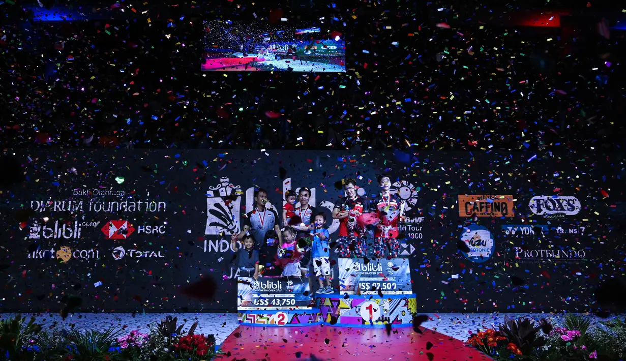 Ganda putra Indonesia Marcus Fernaldi Gideon/Kevin Sanjaya Sukamuljo berada di podium usai mengalahkan Mohammad Ahsan/Hendra Setiawan pada pertandingan final Indonesia Open 2019 di Istora Senayan, Minggu (21/7/2019). Kevin/Marcus menang 21-19, 21-16. (AFP Photo/Adek Berry)