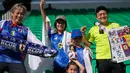 Suporter Jepang menyemangati tim mereka sebelum dimulainya pertandingan sepak bola Grup D Piala Asia antara Jepang dan Vietnam di Stadion Al Thumama, Doha, Qatar, Minggu (14/1/2024). (AP Photo/Thanassis Stavrakis)