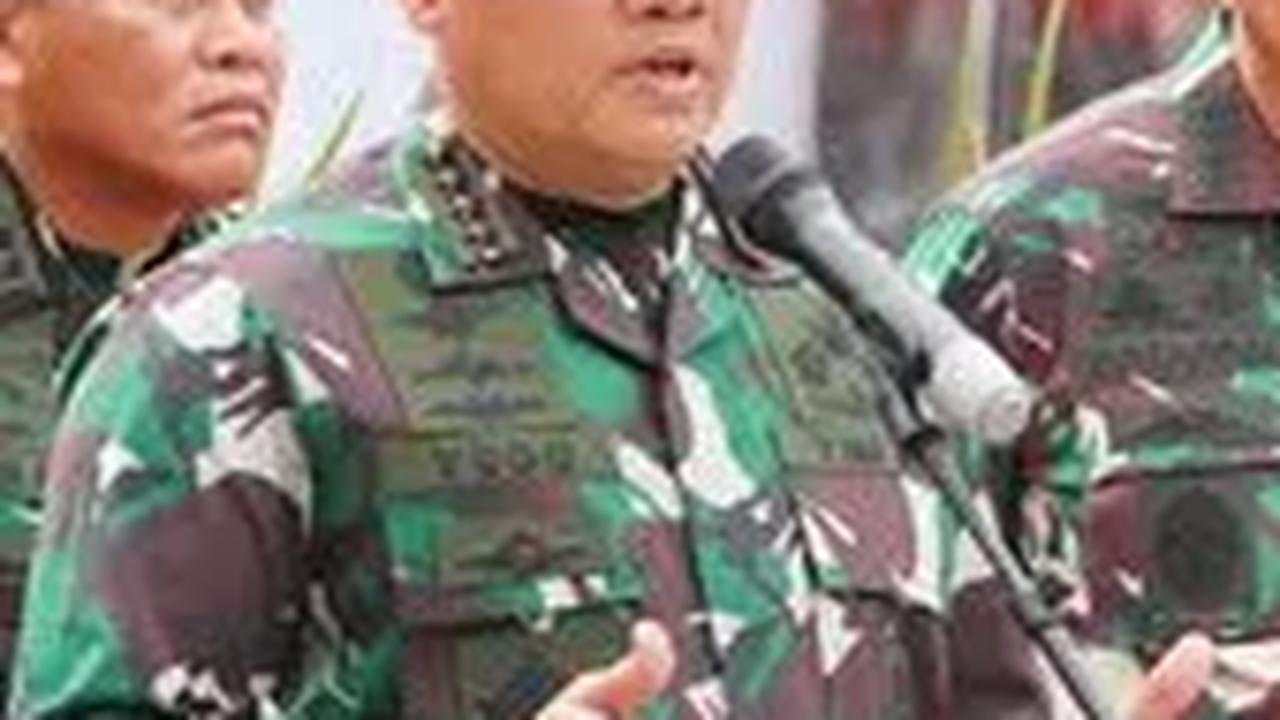 "Yang saya tanya ke Dandim itu, (lokasi pemasangan baliho Ganjar) di situ ada markas kodim dan perumahan, penekanan saya netralitas  TNI itu tidak memasang gambar kampanye di area TNI," tegas dia.