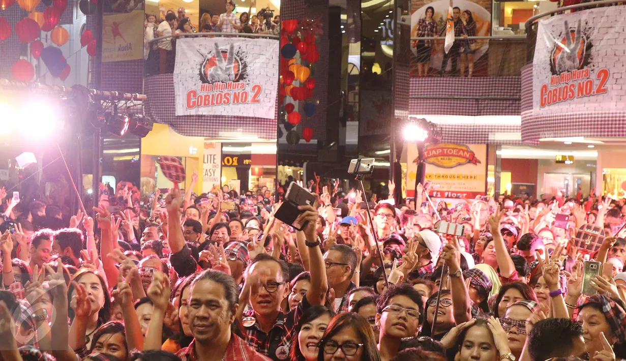 Kemeriahan acara flash mob di salah satu mal di kawasan Senayan, Jakarta, Sabtu (21/01). Acara tersebut digelar untuk menarik dukungan masyarakat untuk pasangan Ahok-Djarot. (Liputan6.com/Herman Zakharia)