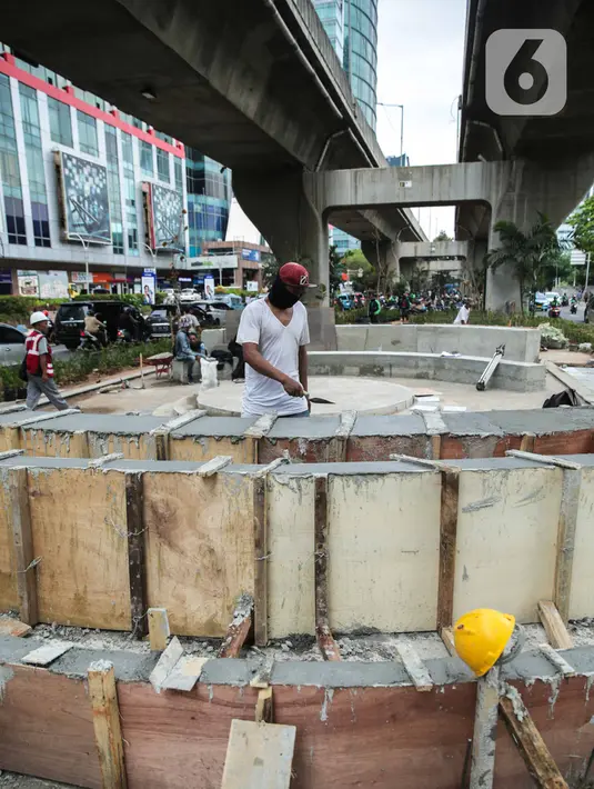 Pekerja merampungkan proyek revitalisasi trotoar di sepanjang Jalan Satrio-Casablanca, Jakarta Selatan, Selasa (10/12/2019). Kawasan ini akan tersedia skate park, area istirahat, ruang seni dan parkir sepeda serta sisi ruang seni akan tersedia panggung dan amphitheater. (Liputan6.com/Faizal Fanani)