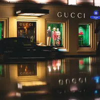 Ilustrasi gerai Gucci. (dok. unsplash @pechka)