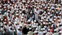 Pendukung dan simpatisan Hefazat-e-Islam melakukan doa bersama saat menggelar aksi protes di Dhaka, Bangladesh, (24/2). Mereka menuntut menurunkan patung Lady Justice yang berdiri diluar gedung pengadilan. (AP Photo / A.M. Ahad)