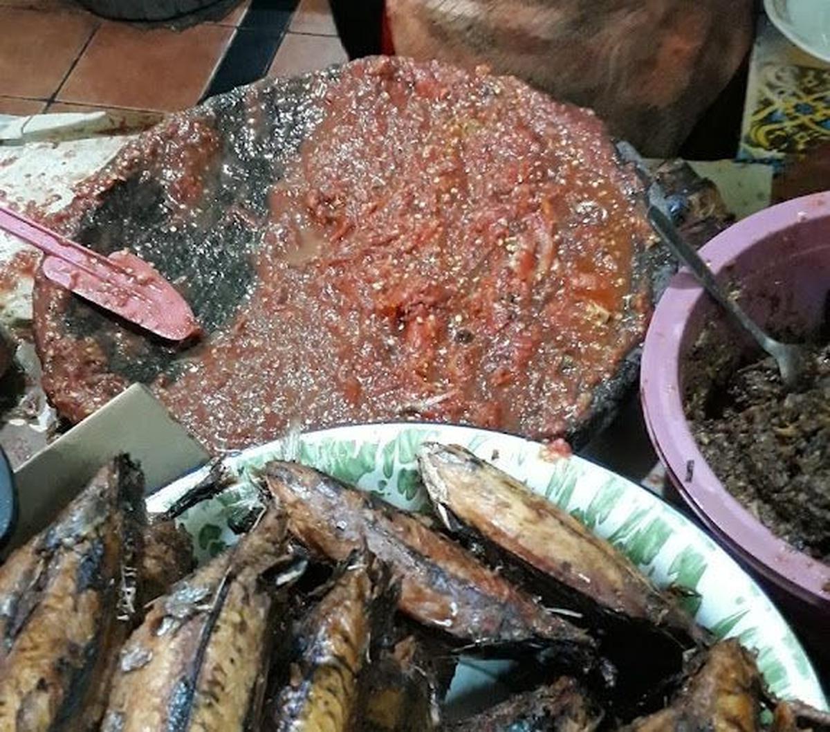 Saking larisnya pembeli, penjual nasi sambal tongkol goreng ini nyaris tak berhenti mengulek sambal di warungnya. Ciri khas warung ini adalah pemberian sambal yang melimpah hingga menutupi lauk di piring.