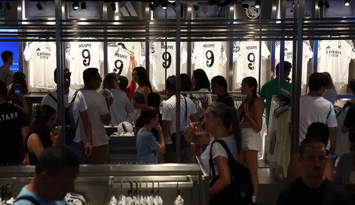 Bahkan para pembeli harus rela antre di  toko resmi Real Madrid di stadion Santiago Bernabeu untuk mendapatkan jersey no 9 yang akan dikenakan Kylian Mbappe. (Pierre-Philippe MARCOU/AFP)