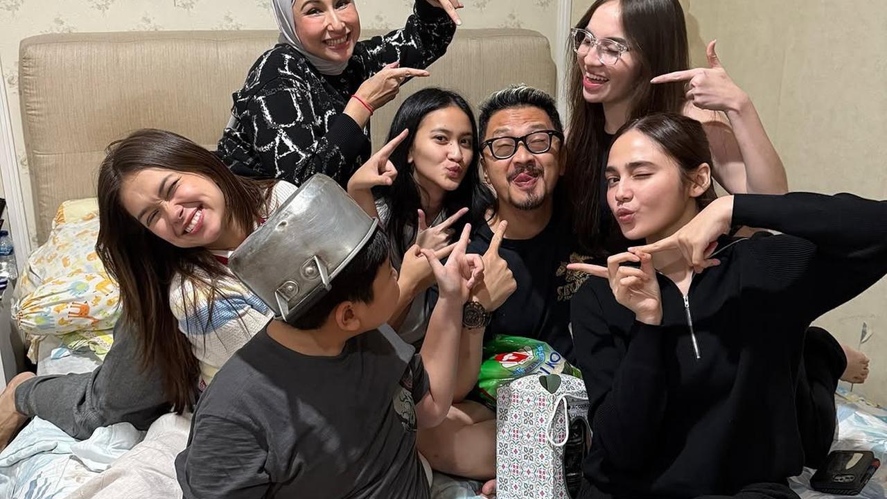 7 Potret Ferry Maryadi Dapat Kejutan Ultah dari Keluarga dan Geng Mermaid, Salfok Kabay Pakai Panci di Kepala