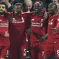Para pemain Liverpool merayakan gol yang dicetak Sadio Mane ke gawang Manchester United pada laga Premier League di Stadion Anfield, Liverpool, Minggu (16/12). Liverpool menang 3-1 atas MU. (AFP/Paul Ellis)