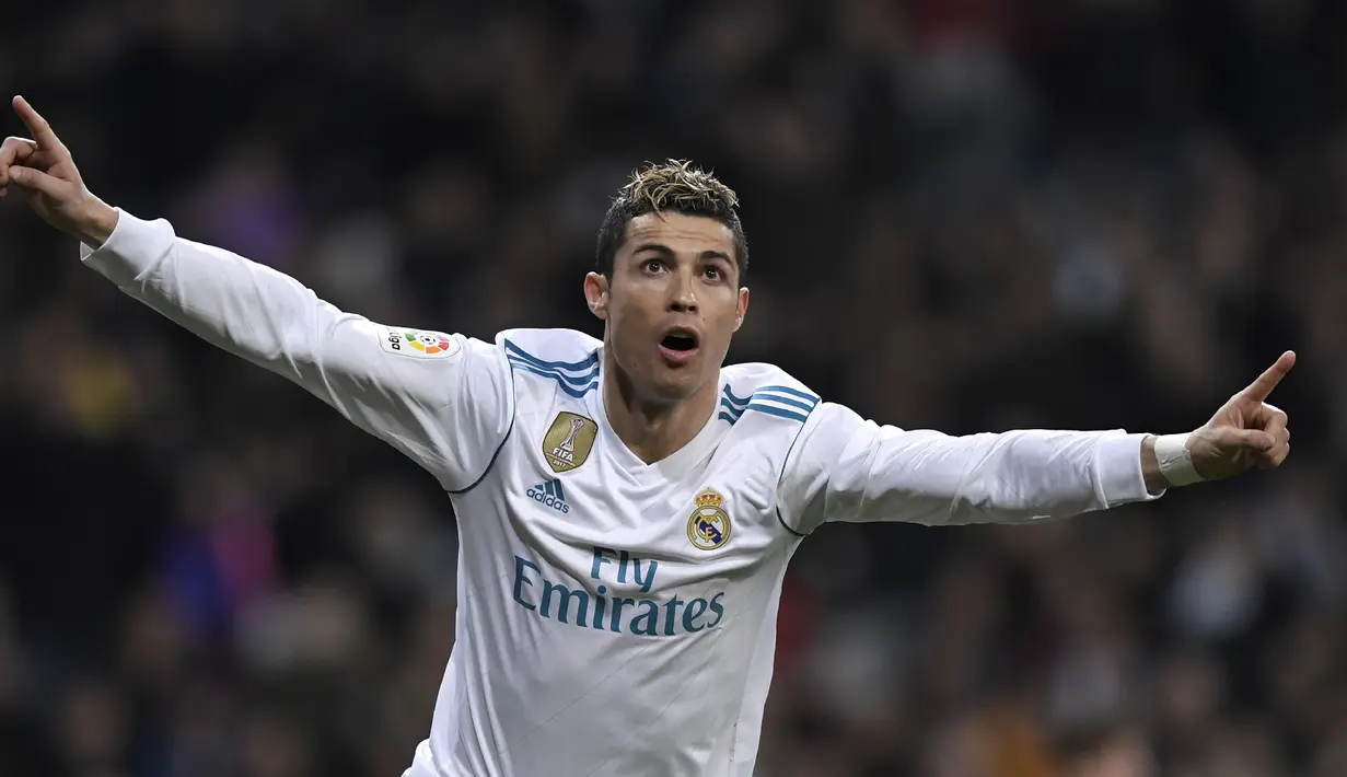 Cristiano Ronaldo. Ia adalah pencetak gol terbanyak Real Madrid sepanjang masa dengan total 450 gol. Pada musim 2017/2018 dirinya menginginkan kesetaraan upah dengan sang rival, Lionel Messi. Florentino Perez yang awalnya menyanggupi akhirnya ingkar. Ronaldo pun hengkang. (Foto: AFP/Gabriel Bouys)
