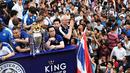 Claudio Ranieri memberikan salam khas tradisi Thailand "wai" kepada warga saat parade Leicester City bersama trofi juara Liga Inggris 2015/2016 di Bangkok, (19/5/2016). (AFP/Lillian Suwanrumpha)
