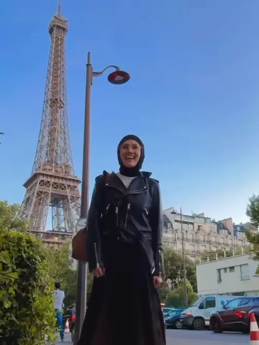 <p>Mulan tampil edge dengan atasan jaket kulit dipadukan rok panjang ruffle. Serta mengenakan kerudung hitamnya. [@mulanjameela1]</p>