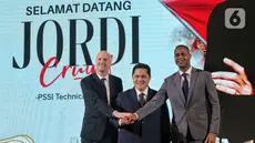 Penasihat teknik PSSI Jordi Cruyff, Ketua Umum PSSI Erick Thohir, dan Pelatih Timnas Indonesia Patrick Kluivert (kiri ke kanan) berfoto bersama usai perkenalan penasihat teknik yang baru di Senayan, Jakarta, Selasa (11/3/2025). (Liputan6.com/Angga Yuniar)